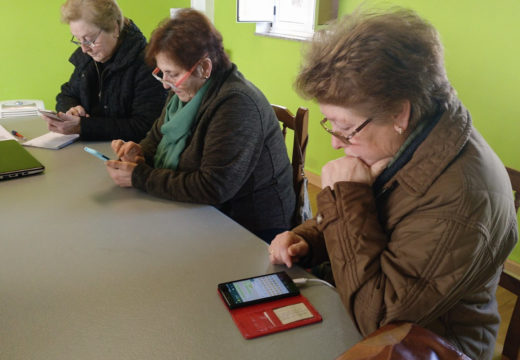 A Aula CeMIT de San Sadurniño ofrece cursos itinerantes para aprender a manexar o móbil